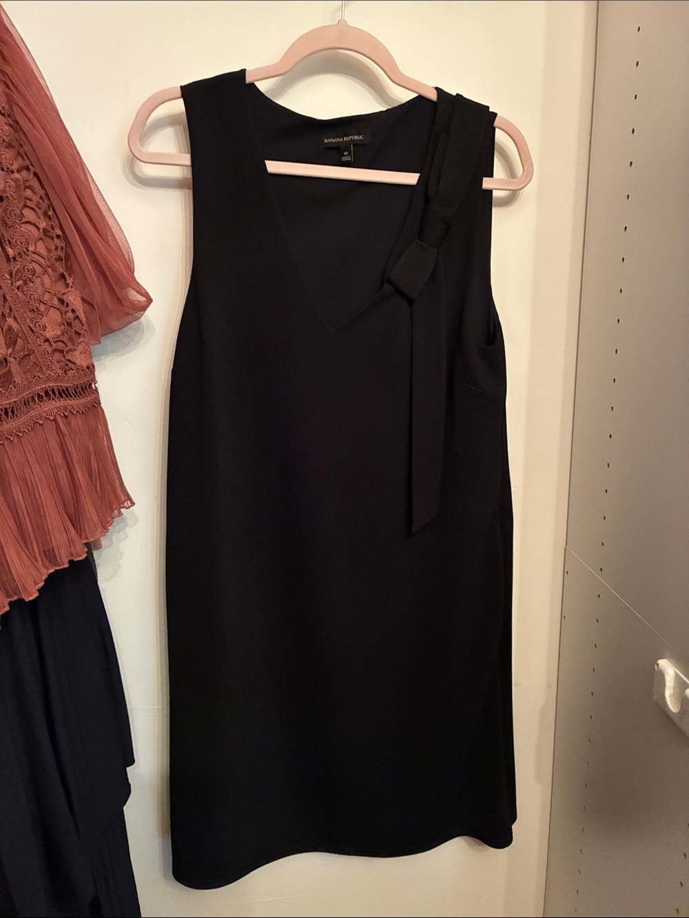 Banana Republic Black Sleeveless V-Neck Tie-Detail Midi Dress